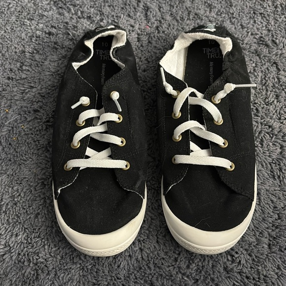 NWOT black size 10 memory foam shoes with a cute design on the back middle - Picture 2 of 5